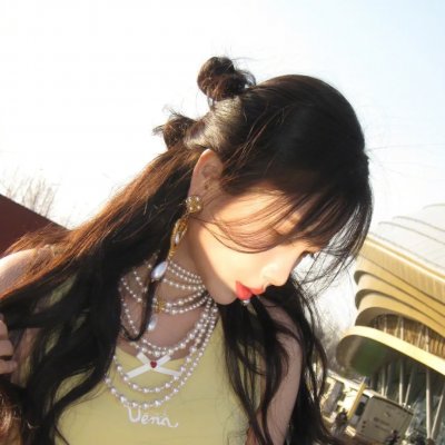 穿黄睡衣的女孩